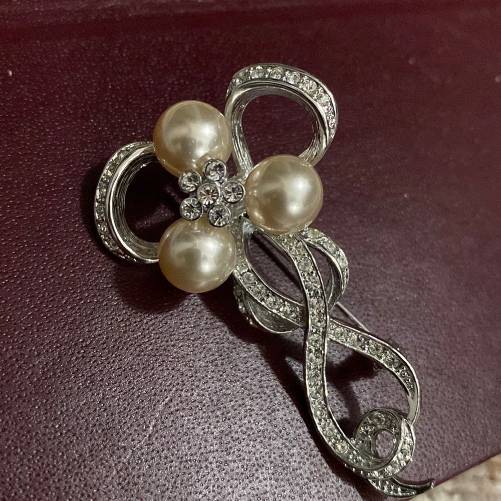 SILVER BROOCH WITH PEARLS